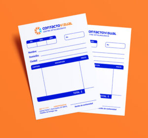 Two branded referral sheets of Contacto Visual placed on an orange background.