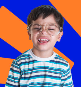 Smiling child with glasses, eyes closed, wearing a striped t-shirt, against a textured Contacto Visual background.