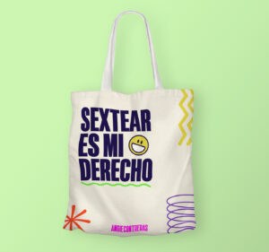 Tote bag with “SEXTEAR ES MI DERECHO” and Angie Contreras logo, symbolizing feminist activism.